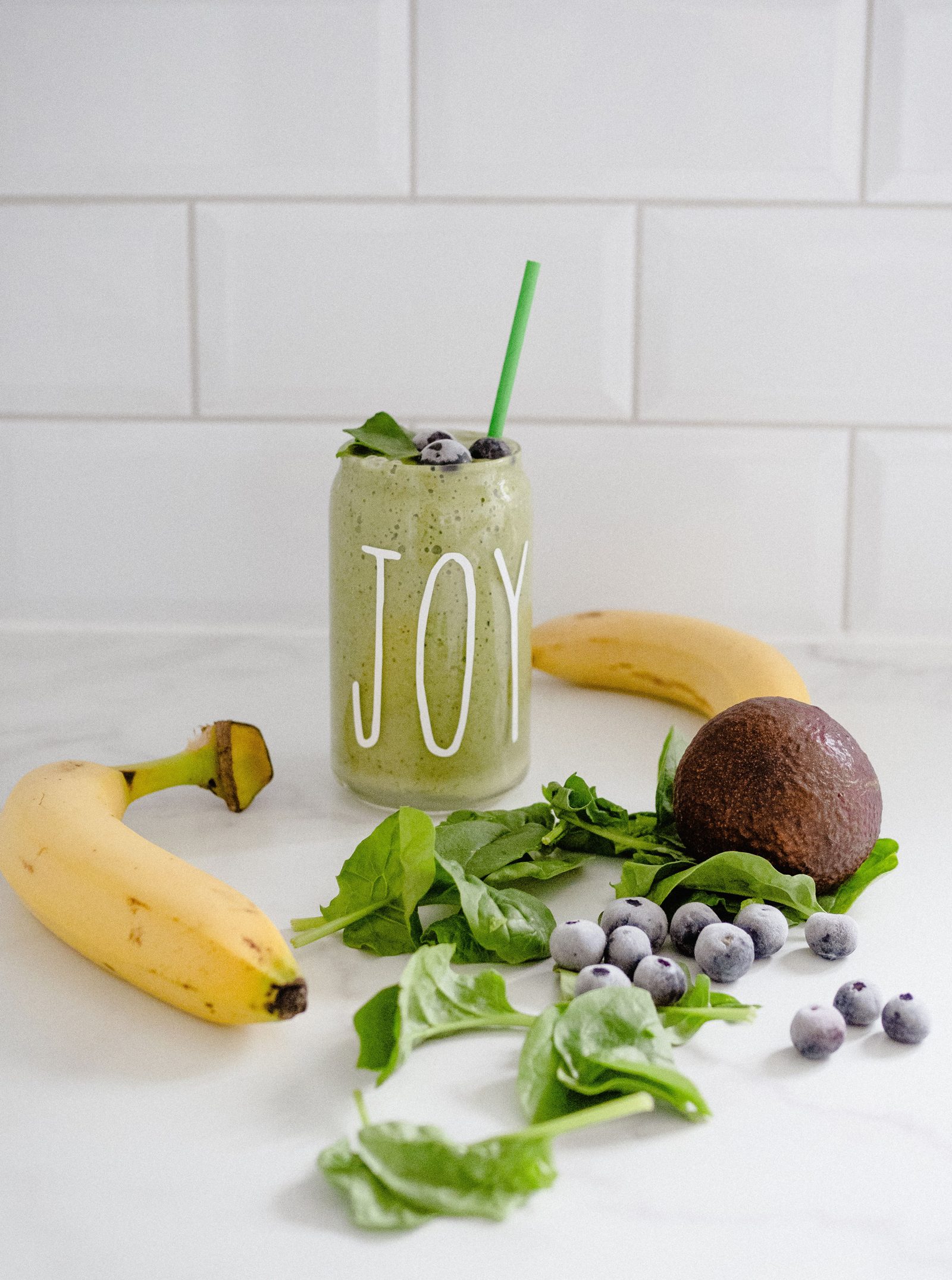 Green smoothie with bananas, blueberries, and spinach, photo credit Lisa Fotios via Pexels